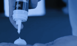 Muškarac završava nanošenje minoksidila – pravilna primena za optimalan efekat