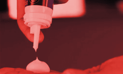 Žena završava nanošenje minoksidila – pravilna primena za najbolje rezultate