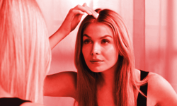 Žena umasirava minoksidil u vlasište – završni korak za pravilnu primenu